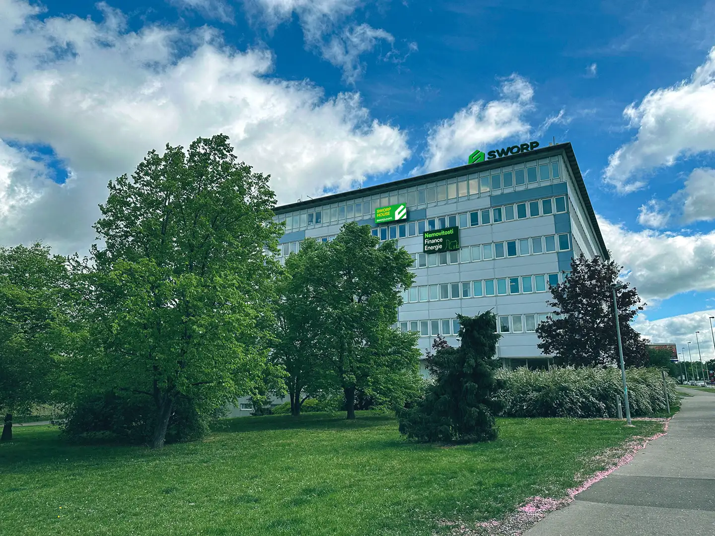 Moderní dům SWORP House s nádhernou přírodou kolem v Praze na Strašnicích.