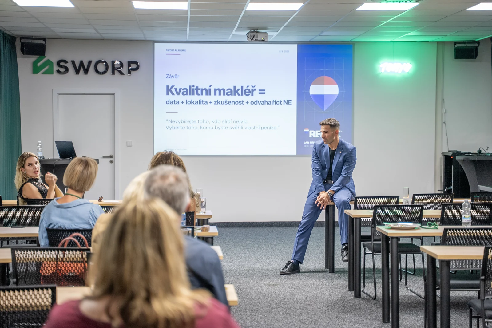 Přednášející během setkání Jak výhodně koupit a chytře prodat nemovitost.