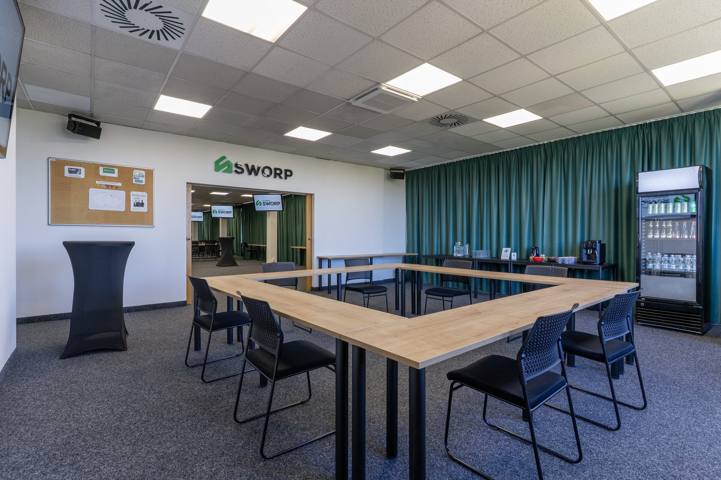 Interiér prostoru Lounge ve SWORP Academy.
