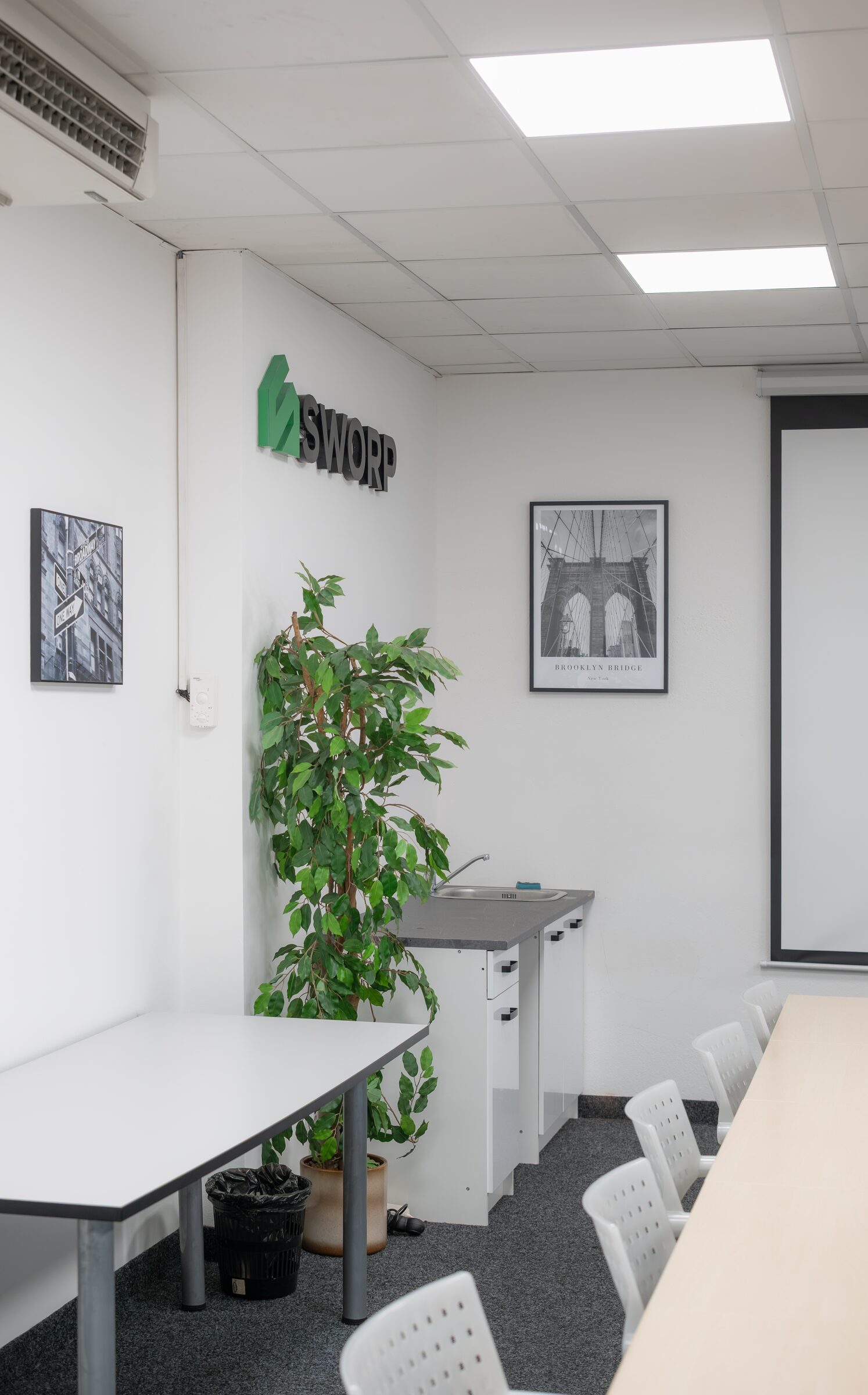 Uspořádání stolů v místnosti New York ve SWORP Academy.