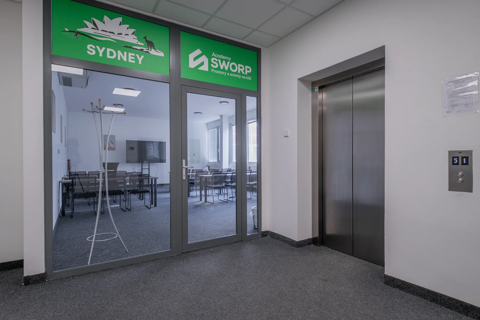 Vstup do prostoru Sydney u výtahu ve 2. patře SWORP House.