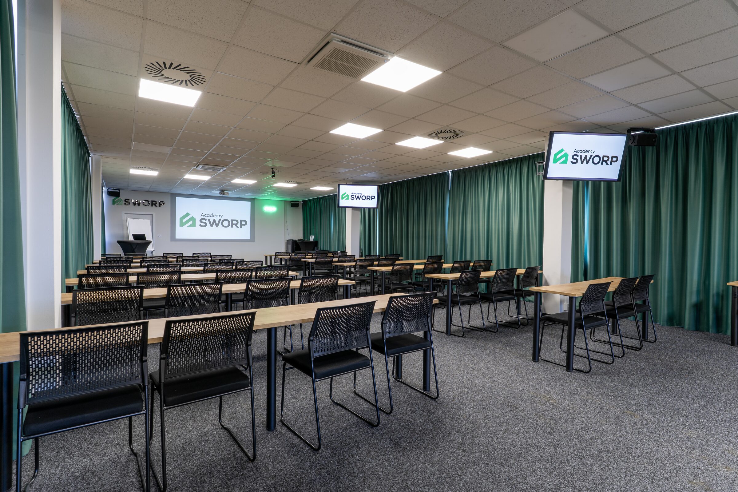 Účastníci akce v prostoru Tokyo ve SWORP Academy.