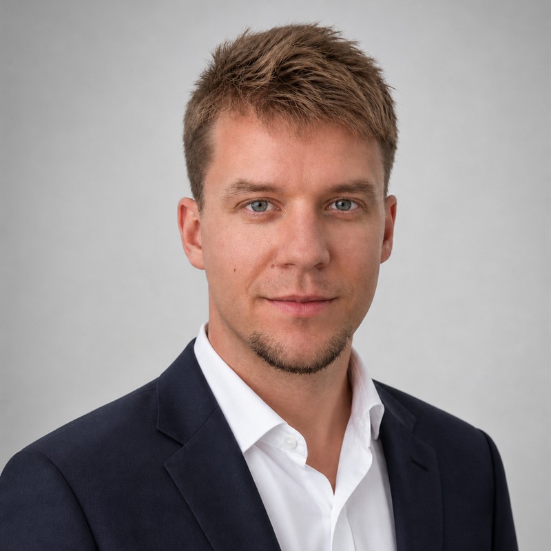 Ing. Tomáš Táborský v tmavomodrém obleku a bílé košili.